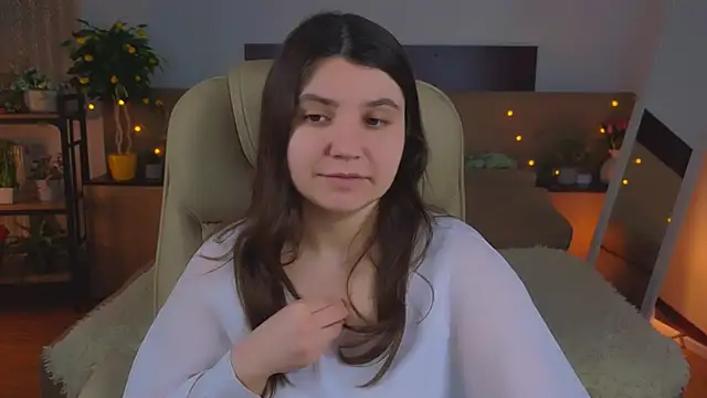 Snapshot of Viola__Shy chatting on 05-13-26, 09:00 Viola Shy online show from 05-13-26, 09:00