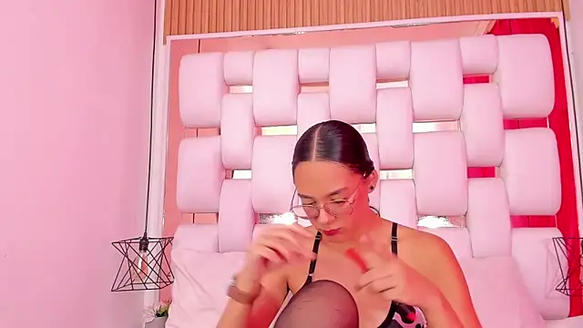 EmmyCruzZ online show from 11-19-25, 07:03