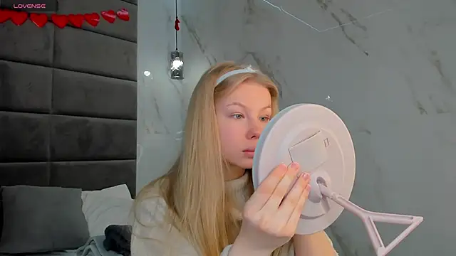 Snapshot of Sarra_Cooper chatting on 03-05-25, 01:10 Sarra Cooper online show from 03-05-25, 01:10
