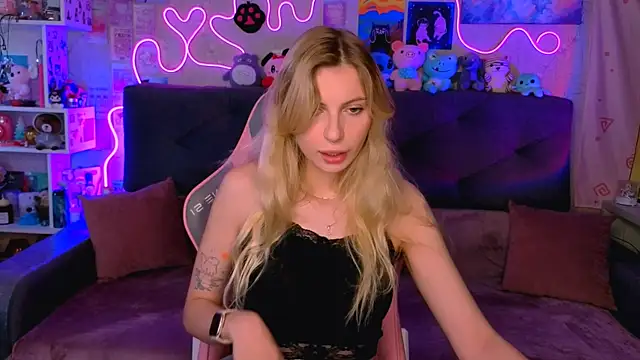 Snapshot of Maria_Hunt chatting on 10-25-25, 04:53 Maria Hunt online show from 10-25-25, 04:53