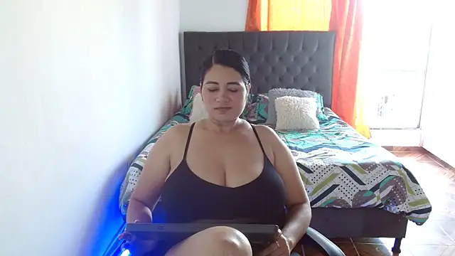 Snapshot of Kerly_Lopez chatting on 05-28-26, 01:08 Kerly Lopez online show from 05-28-26, 01:08