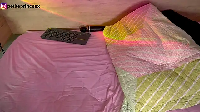 petitevictoria online show from 02-06-25, 05:35