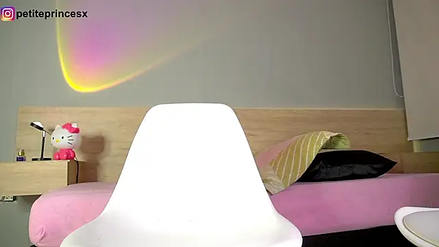 petitevictoria online show from 02-19-25, 04:34