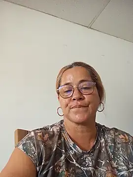 Snapshot of natally_ross21 chatting on 10-31-25, 04:08 natally ross21 online show from 10-31-25, 04:08