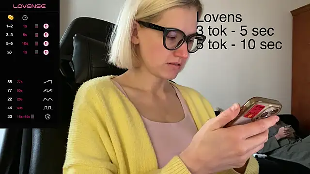 Snapshot of Sexy_Sweets chatting on 10-25-25, 10:12 Sexy Sweets online show from 10-25-25, 10:12