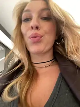 Snapshot of Sweet___Emily chatting on 12-15-24, 02:27 Sweet   Emily online show from 12-15-24, 02:27