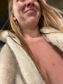 Snapshot of Sweet___Emily chatting on 12-18-24, 10:24 Sweet   Emily online show from 12-18-24, 10:24