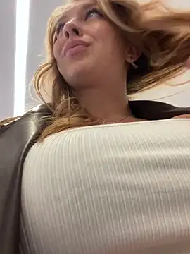 Snapshot of Sweet___Emily chatting on 01-03-25, 01:47 Sweet   Emily online show from 01-03-25, 01:47