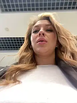 Snapshot of Sweet___Emily chatting on 01-10-25, 02:02 Sweet   Emily online show from 01-10-25, 02:02