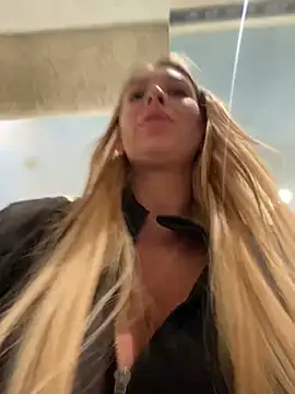 Snapshot of Sweet___Emily chatting on 03-10-25, 01:32 Sweet   Emily online show from 03-10-25, 01:32