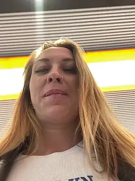 Snapshot of Sweet___Emily chatting on 03-21-25, 01:23 Sweet   Emily online show from 03-21-25, 01:23