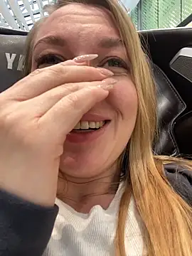 Snapshot of Sweet___Emily chatting on 10-04-25, 01:20 Sweet   Emily online show from 10-04-25, 01:20