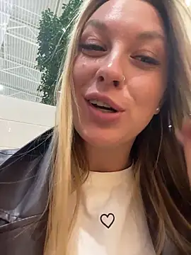 Snapshot of Sweet___Emily chatting on 11-15-25, 01:29 Sweet Emily online show from 11-15-25, 01:29