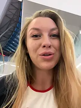 Snapshot of Sweet___Emily chatting on 11-18-25, 01:37 Sweet Emily online show from 11-18-25, 01:37