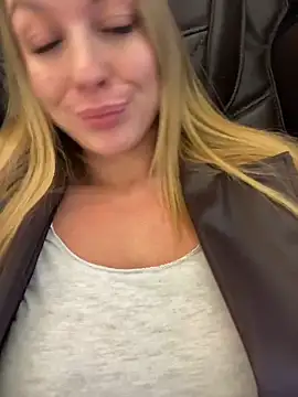 Snapshot of Sweet___Emily chatting on 11-28-25, 05:04 Sweet Emily online show from 11-28-25, 05:04