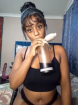 Snapshot of Queen-Chocolate chatting on 03-08-25, 03:06 Queen-Chocolate online show from 03-08-25, 03:06