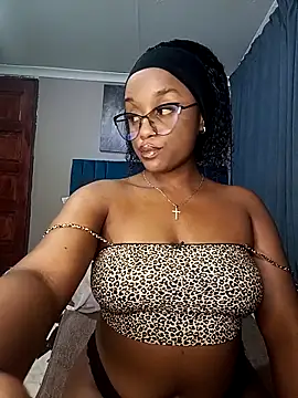 Snapshot of Queen-Chocolate chatting on 11-05-25, 12:43 Queen-Chocolate online show from 11-05-25, 12:43