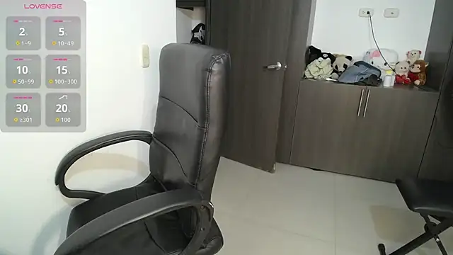 Snapshot of venelope1 chatting on 02-14-26, 01:02 venelope1 online show from 02-14-26, 01:02