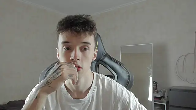 Snapshot of MasonWarholl chatting on 10-06-25, 09:07 MasonWarholl online show from 10-06-25, 09:07