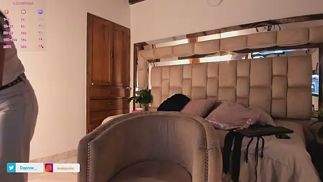 Dapnne  online show from 10-23-25, 12:37