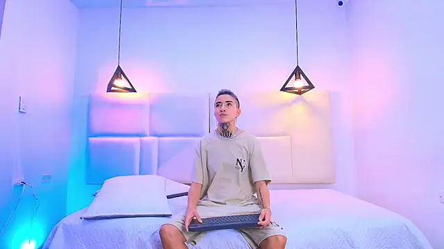 Tinny and Candy online show from 03-21-25, 01:12