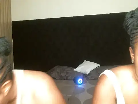 Snapshot of R-thequeen chatting on 11-15-25, 08:55 R-thequeen online show from 11-15-25, 08:55