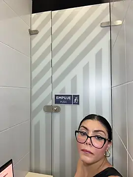 Snapshot of zui_lu chatting on 11-03-25, 04:03 zui lu online show from 11-03-25, 04:03