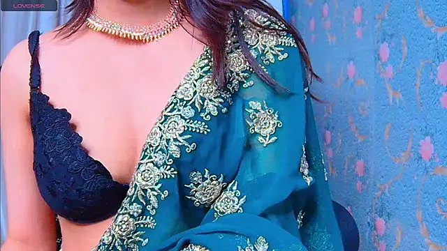 Snapshot of Aashika-Kaur chatting on 12-17-24, 06:13 Aashika-Kaur online show from 12-17-24, 06:13