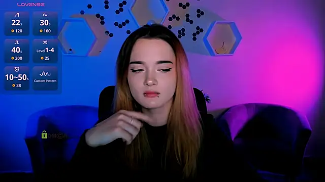 liana kisses online show from 11-28-25, 08:00