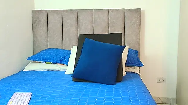 karina lewis  online show from 09-11-25, 04:23