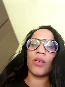 Snapshot of Roussmariehenao chatting on 02-21-25, 01:33 Roussmariehenao online show from 02-21-25, 01:33