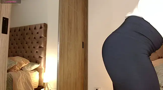 Snapshot of Roussmariehenao chatting on 03-09-25, 03:32 Roussmariehenao online show from 03-09-25, 03:32