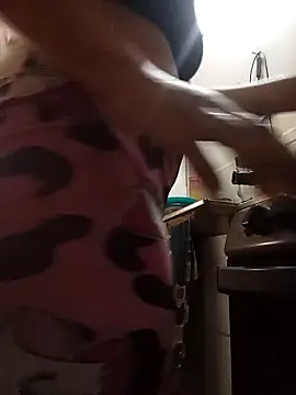 Snapshot of Andreita_95 chatting on 10-27-25, 02:10 Andreita 95 online show from 10-27-25, 02:10