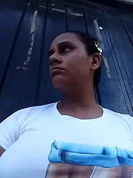 Snapshot of Andreita_95 chatting on 10-28-25, 10:23 Andreita 95 online show from 10-28-25, 10:23