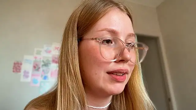 Snapshot of HoneyAudrey chatting on 06-26-26, 02:27 HoneyAudrey online show from 06-26-26, 02:27