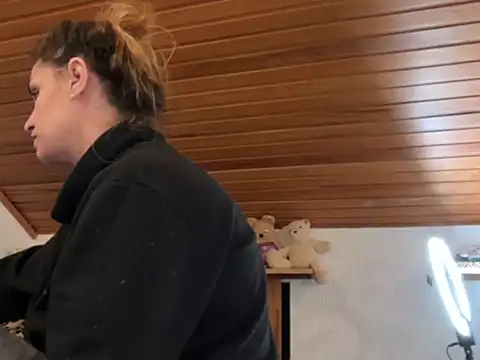 JeSuisUnTapin online show from 10-18-25, 12:57