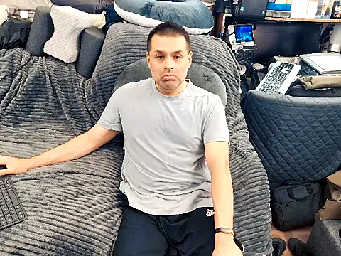 Snapshot of ClampMaster chatting on 12-19-25, 02:07 ClampMaster online show from 12-19-25, 02:07