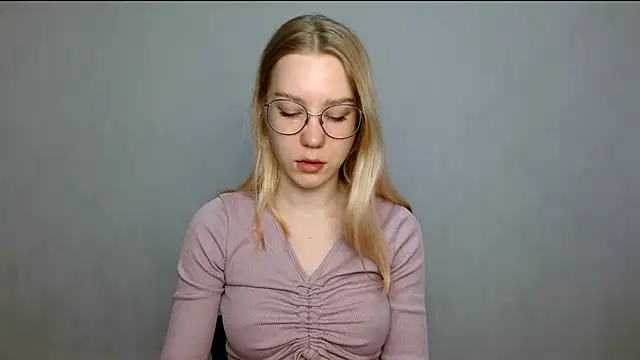 Snapshot of cindi_hot chatting on 02-21-25, 08:18 cindi hot online show from 02-21-25, 08:18