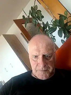 Milkasahne64 online show from 10-28-25, 09:57