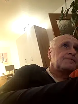 Milkasahne64 online show from 12-18-25, 07:42