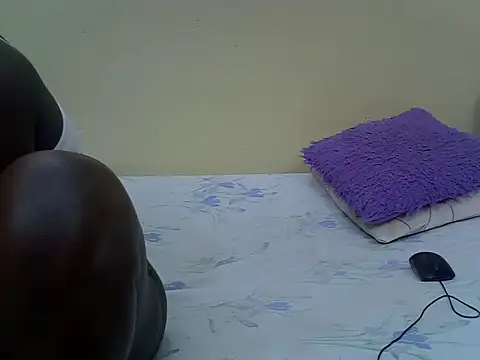 Snapshot of Freakycillia chatting on 06-13-26, 08:23 Freakycillia online show from 06-13-26, 08:23