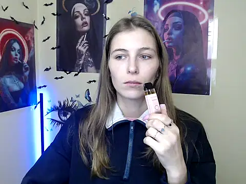 Snapshot of StrangerGi chatting on 10-28-25, 07:12 StrangerGi online show from 10-28-25, 07:12