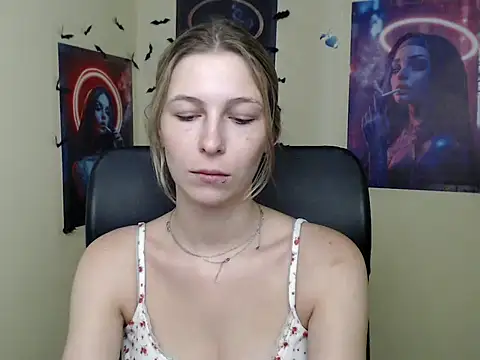 Snapshot of StrangerGi chatting on 07-09-26, 06:06 StrangerGi online show from 07-09-26, 06:06