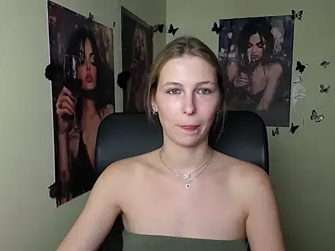 Snapshot of StrangerGi chatting on 07-17-26, 11:39 StrangerGi online show from 07-17-26, 11:39