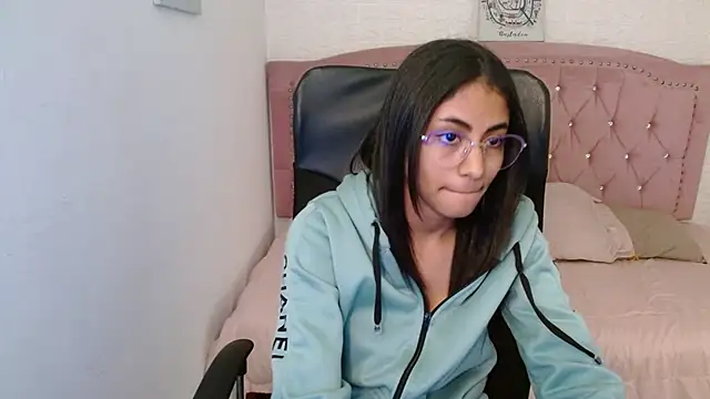 Snapshot of shaneelle chatting on 02-11-25, 09:09 shaneelle online show from 02-11-25, 09:09