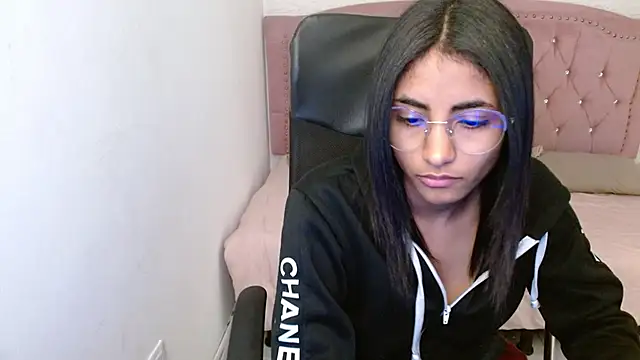 Snapshot of shaneelle chatting on 02-14-25, 06:12 shaneelle online show from 02-14-25, 06:12