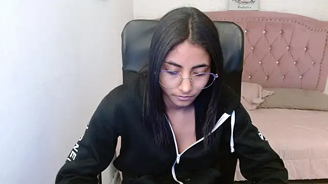 Snapshot of shaneelle chatting on 02-14-25, 09:13 shaneelle online show from 02-14-25, 09:13