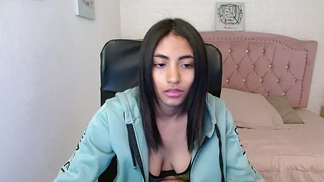 Snapshot of shaneelle chatting on 02-17-25, 03:15 shaneelle online show from 02-17-25, 03:15