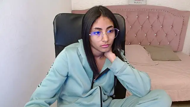 Snapshot of shaneelle chatting on 02-18-25, 06:15 shaneelle online show from 02-18-25, 06:15