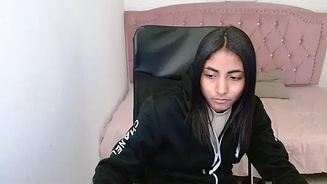 Snapshot of shaneelle chatting on 02-20-25, 03:01 shaneelle online show from 02-20-25, 03:01